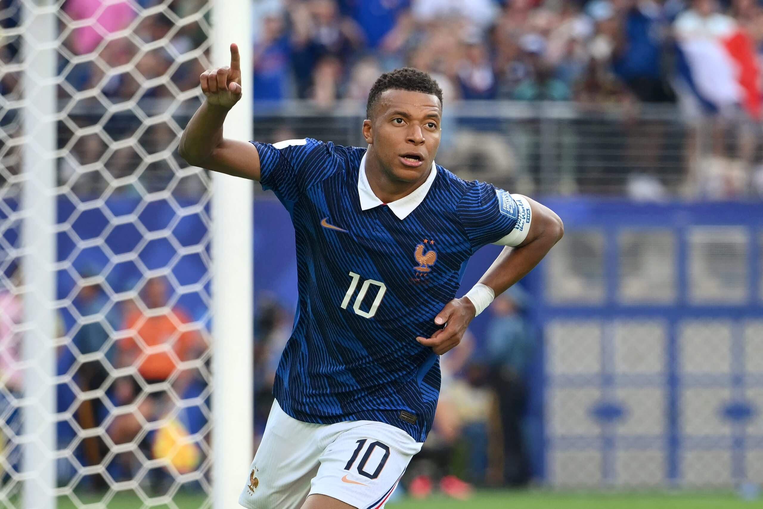 France clear-cut favorite to win World Cup, above Argentina, entering round of 16