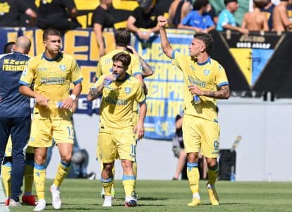 Frosinone edge Venezia 3-2 in Serie A thriller despite Raimondo double
