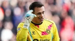 Hearts sign goalkeeper Reus as Schwolow departs